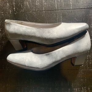 EUC  Fanfares grey suede like shoes - size 7 1/2